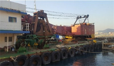 8 m3 Clamshell Dredge with Rock Crusher
