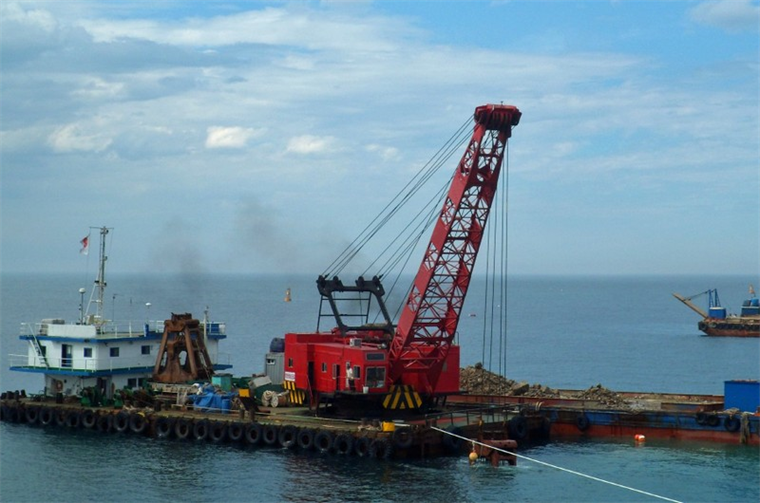 8 m3 Mitsubishi Clamshell Dredge With 25-tonne drop hammer 
